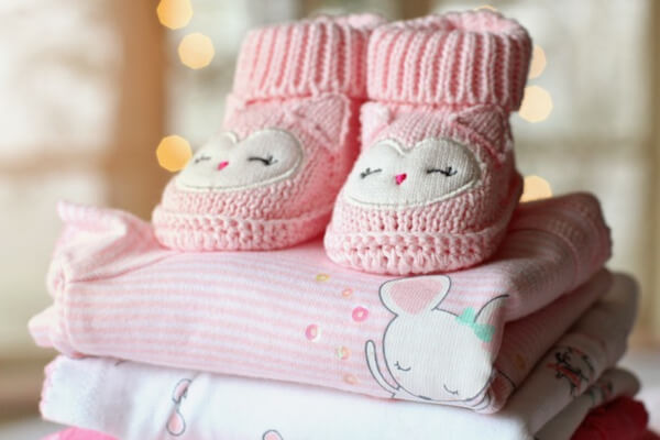 Illustration de Vêtements bébé fille et garçon printemps été